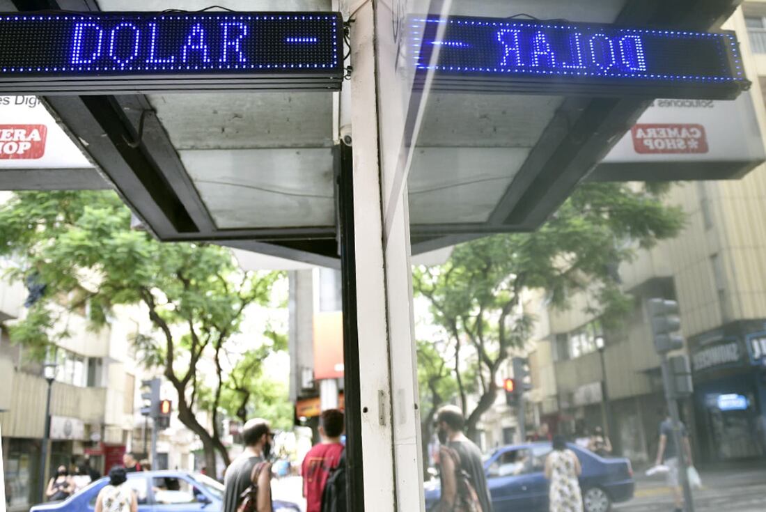 El dólar "blue" cerró a $369 este viernes.