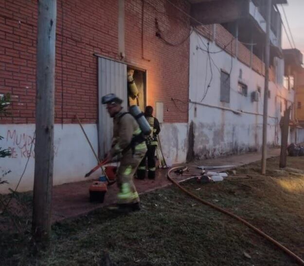 Susto en Puerto Iguazú: se produjo un incendio en un supermercado.