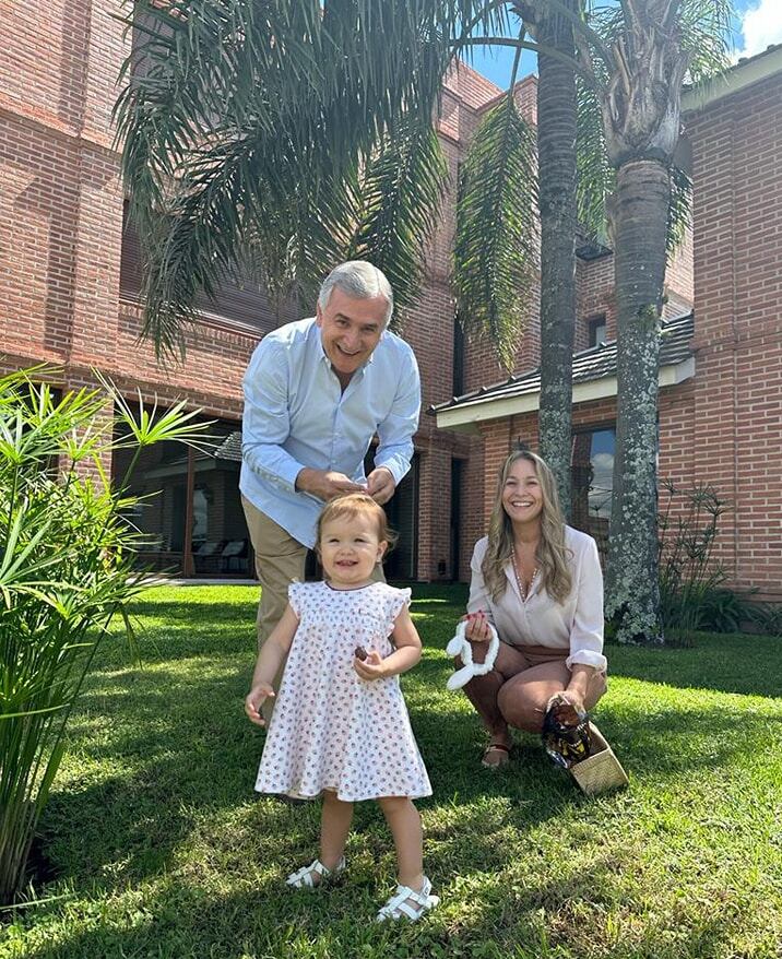 Acompañado por su familia, el gobernador Gerardo Morales se recupera en su domicilio de una intervención endovascular por un cuadro de cálculos renales.