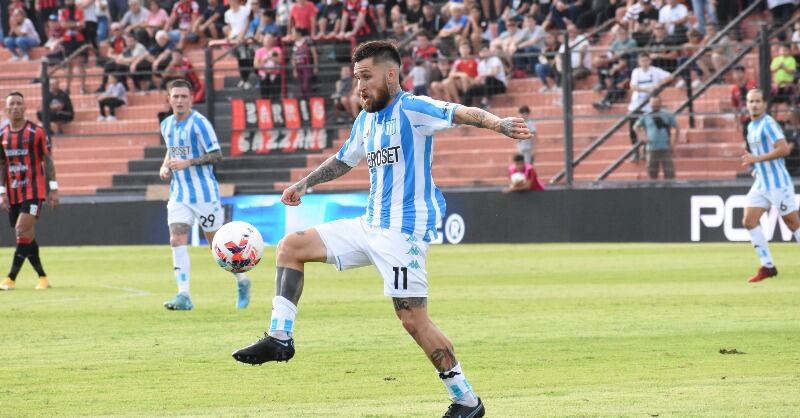 Jonathan Gómez controla el balón en el triunfo de Racing por 3 a 2 sobre Patronato.