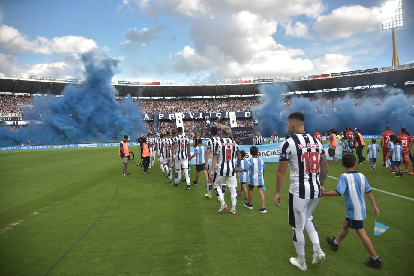 Ceremonia con la réplica de la copa del mundo en el estadio Kempes en la previa del partido entre Talleres e Independiente por la Liga Profesional.