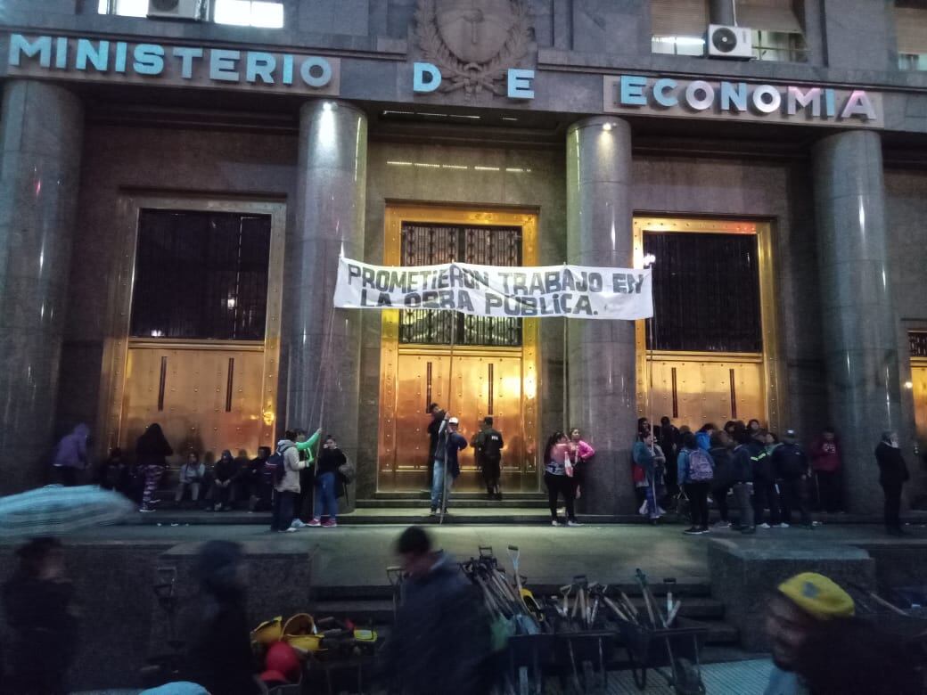 Trabajadores de cooperativas mantienen la manifestación en el Ministerio de Economía.