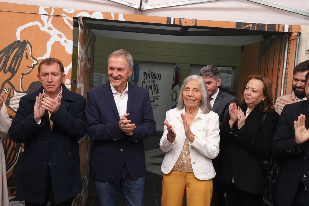 El radical Dante Rossi junto al gobernador Juan Schiaretti; la líder de Abuelas de Plaza de Mayo, Sonia Torres; y la ministra de Justicia y Derechos Humanos, Laura Echenique. (Gobierno de Córdoba)