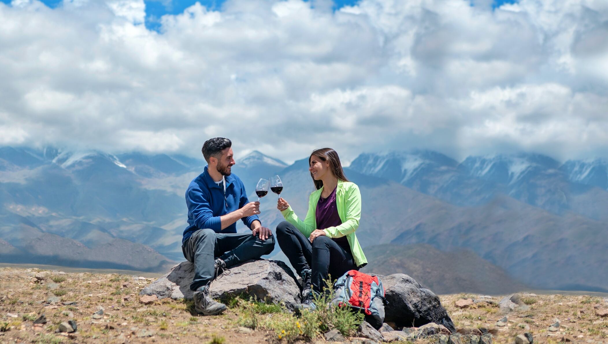 En Tupungato durante el verano se pueden apreciar paisajes únicos, pasear por sus montañas, hacer trekking, acampar y visitar sus famosas bodegas. También posee una excelente oferta gastronómica.