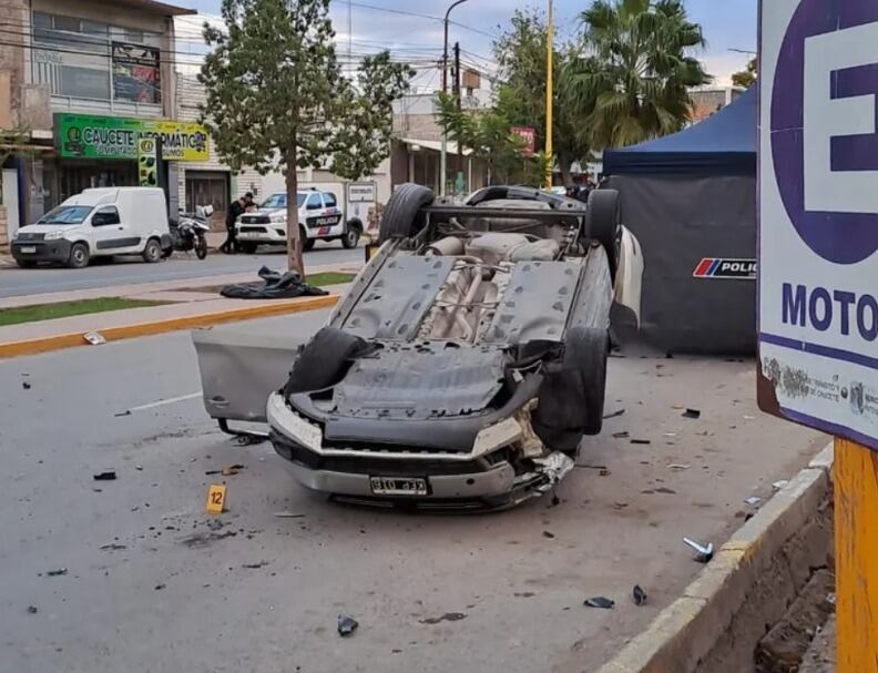 Un joven salió despedido de su auto tras un tremendo vuelco y murió en el acto