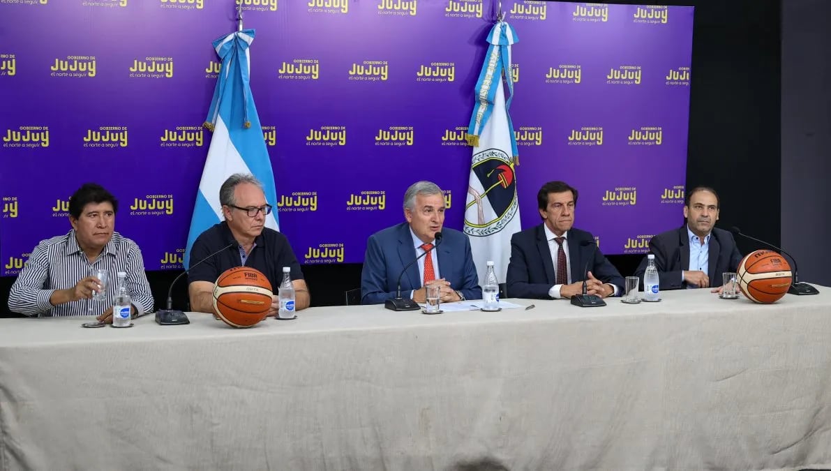 El secretario de Deportes de Jujuy, Hugo Flores; el ministro de Infraestuctura, Carlos Stanic; el gobernador Gerardo Morales; el ministro de Hacienda, Carlos Sadir; y interventor de la Federación Jujeña de Básquetbol, Gustavo Lamas, en conferencia de prensa.