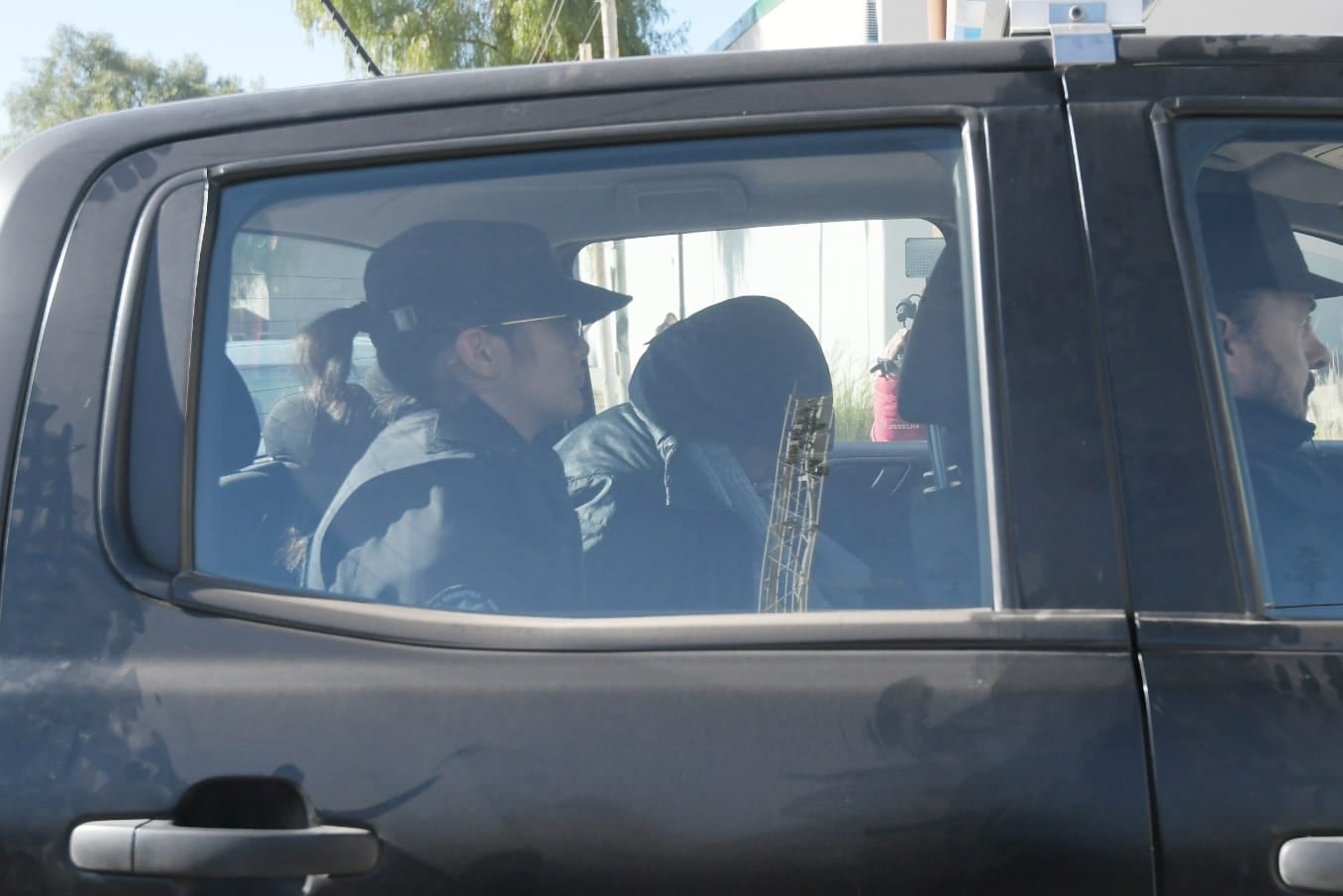 Sandra Astudillo, llegando al Polo Judicial para ser imputada por abuso sexual, como coautora, junto a Cacho Garay. Foto: Ignacio Blanco - Los Andes