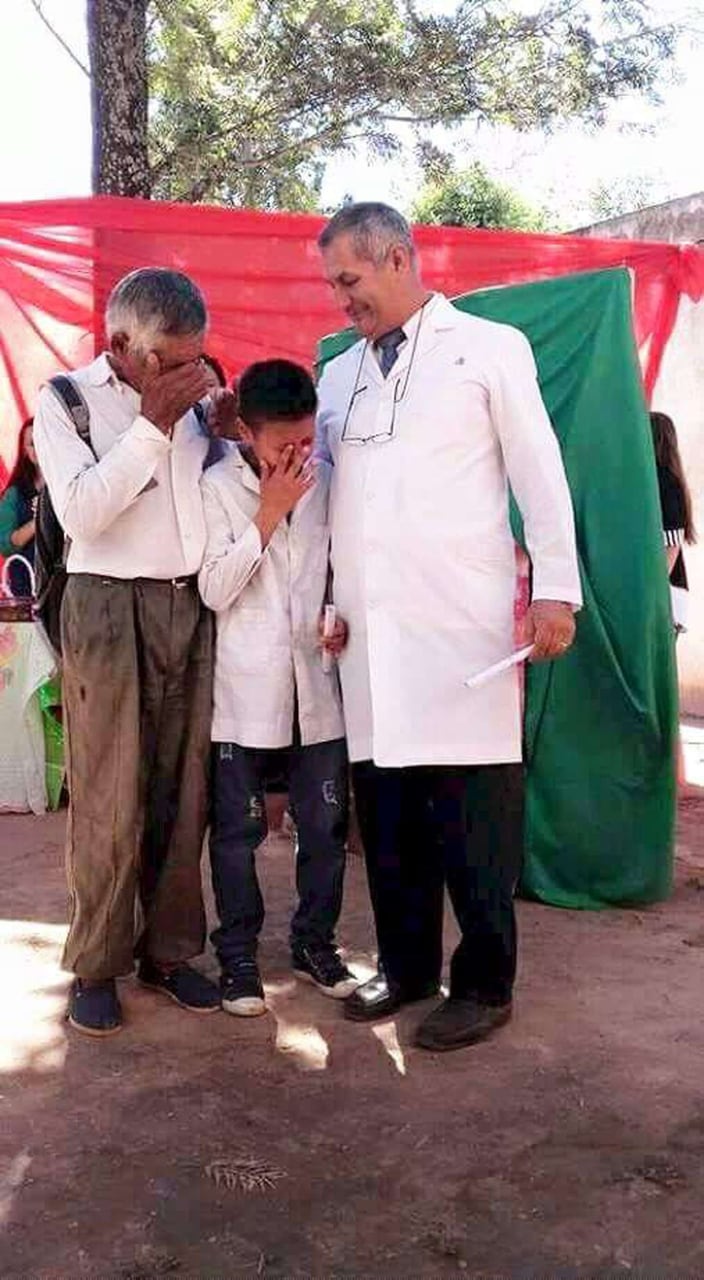 Efraín junto a su abuelo Ángel en la ceremonia de cierre de la escuela primaria.