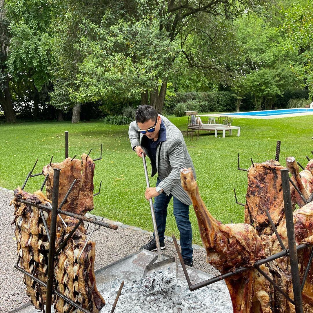 Maidana puso manos a la obra para terminar de cocinar a las brasas.