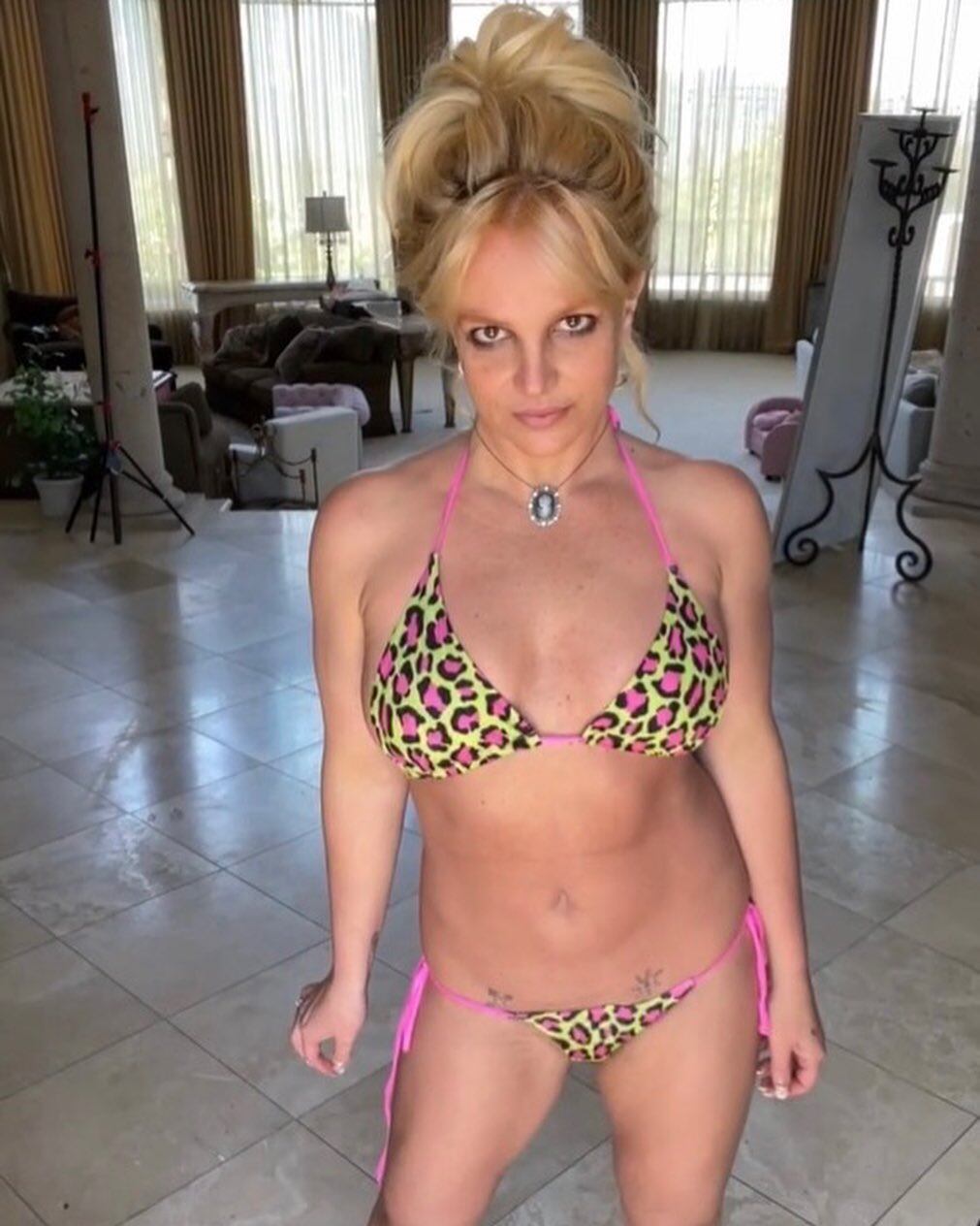 Britney Spears causó furor en microbikini animal-print y demostró porqué es una estrella.