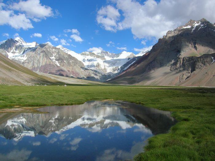 Varios espejos de agua adornan la visual. (Parque Provincial Aconcagua)