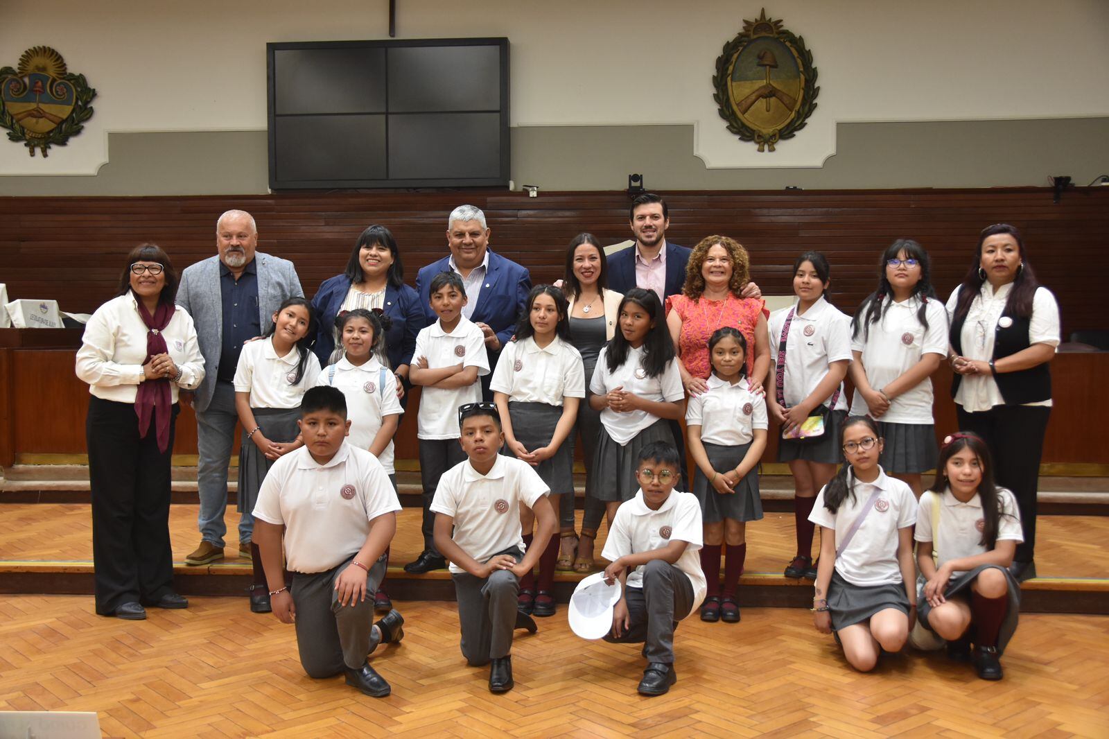 La delegación de la escuela 404 "Domitila Cholele" de la ciudad de La Quiaca, en su visita a la Legislatura.