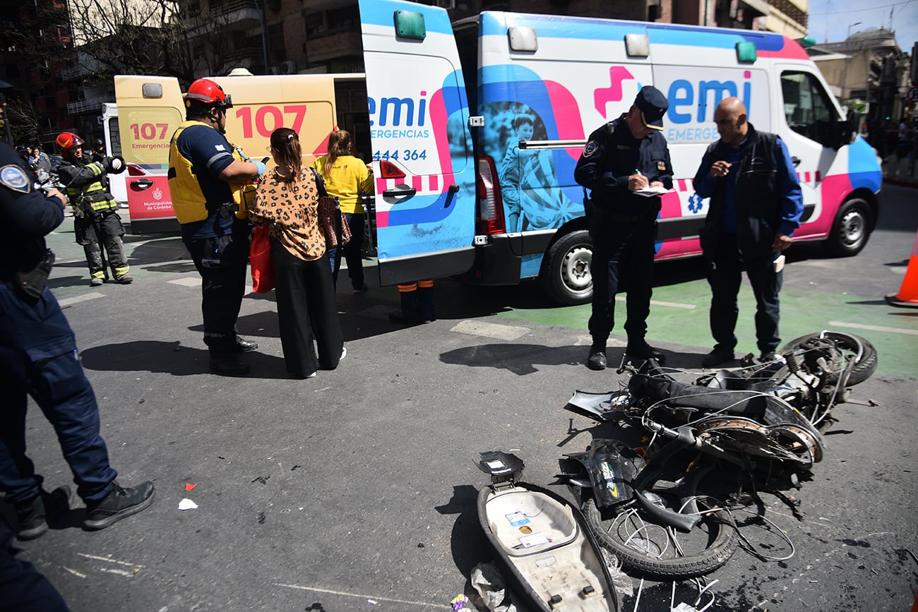 Terror en el centro de Córdoba por un auto que arrolló a peatones, motos y otros vehículo. (Pedro Castillo / La Voz)