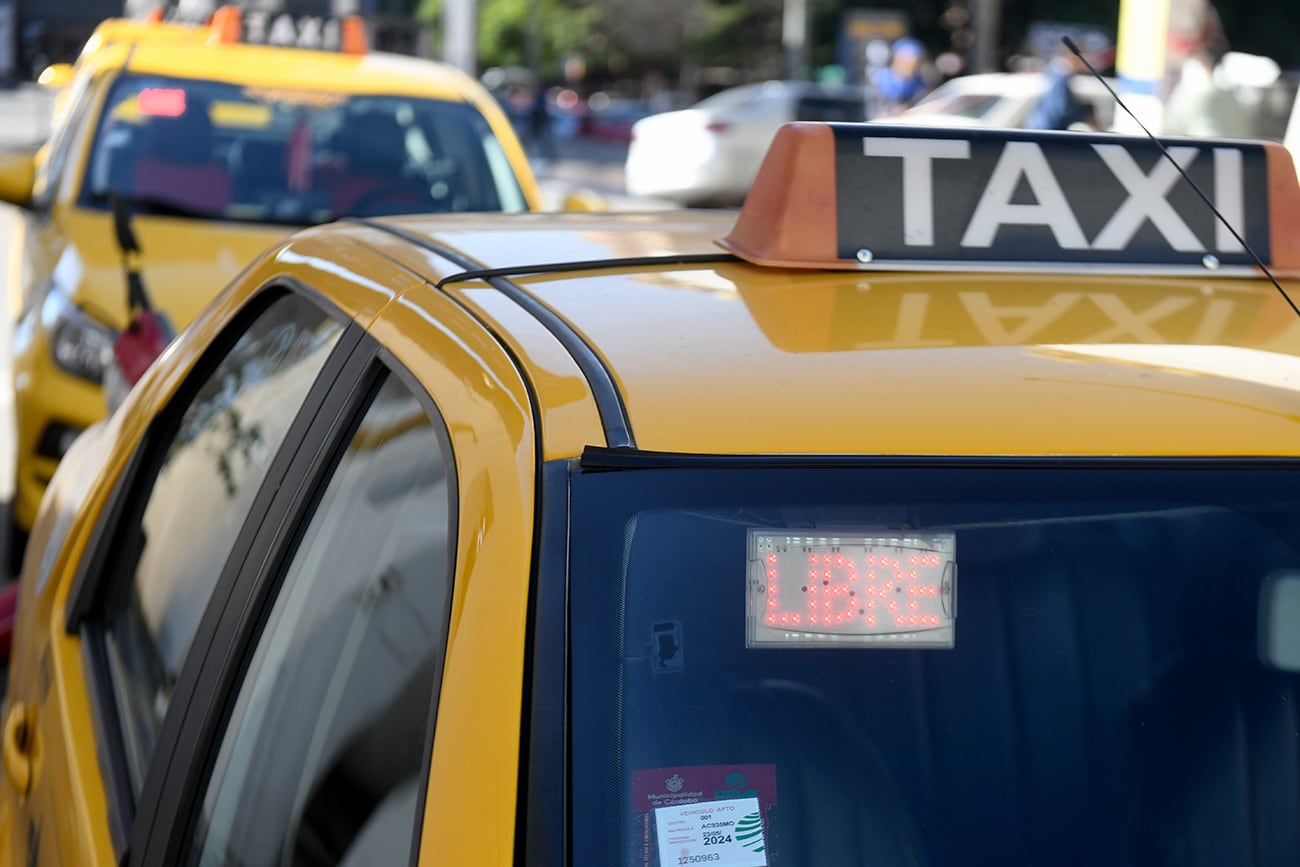 El taxista había estacionado delante de la parada ubicada en Colón y Rivera Indarte.