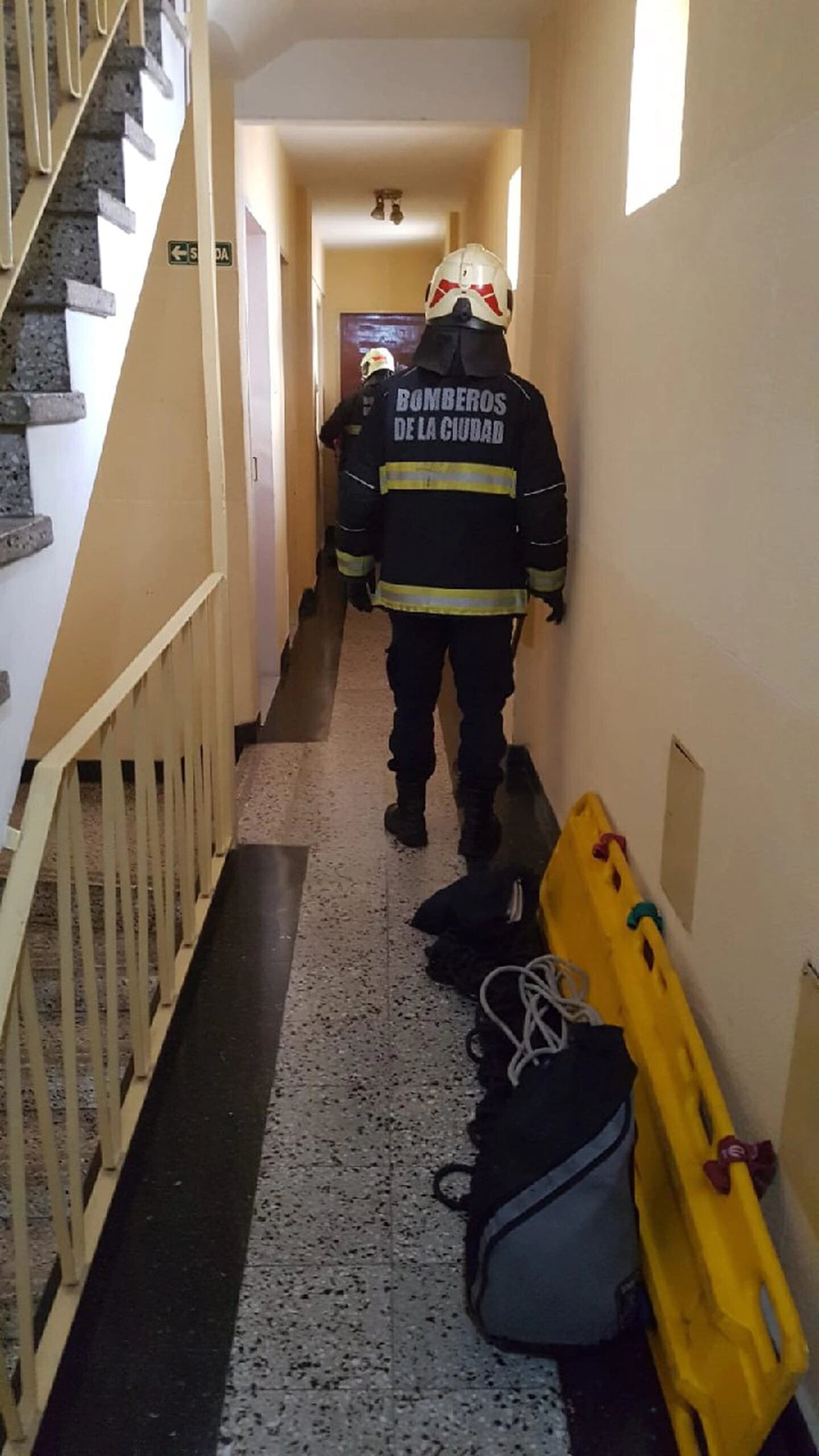 Los Bomberos evacuando el edificio de San Luis 3060, por precaución.