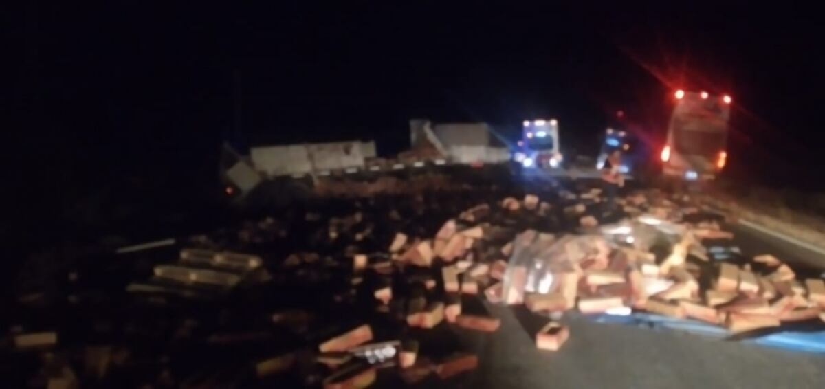 San José de las Salinas: un camión que transportaba dulces de membrillo se dio vuelta y bloqueó el tránsito