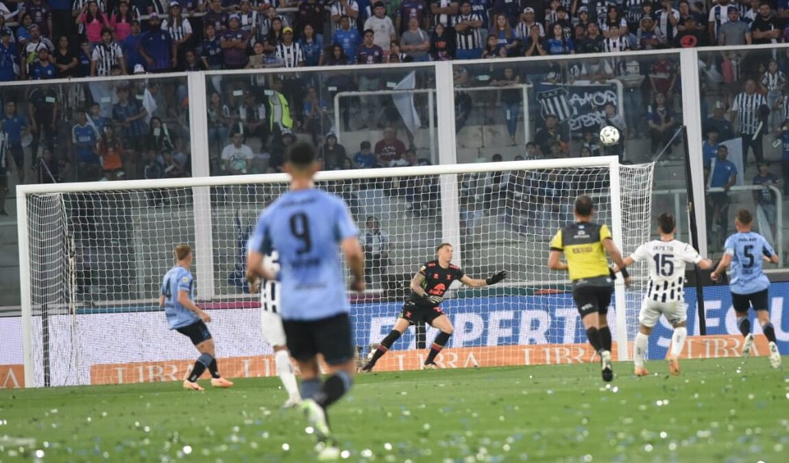 Nahuel Losada, el firme arquero de Belgrano, clave en el empate con Talleres en el clásico cordobés disputado en el Kempes. (Ramiro Pereyra / La Voz)