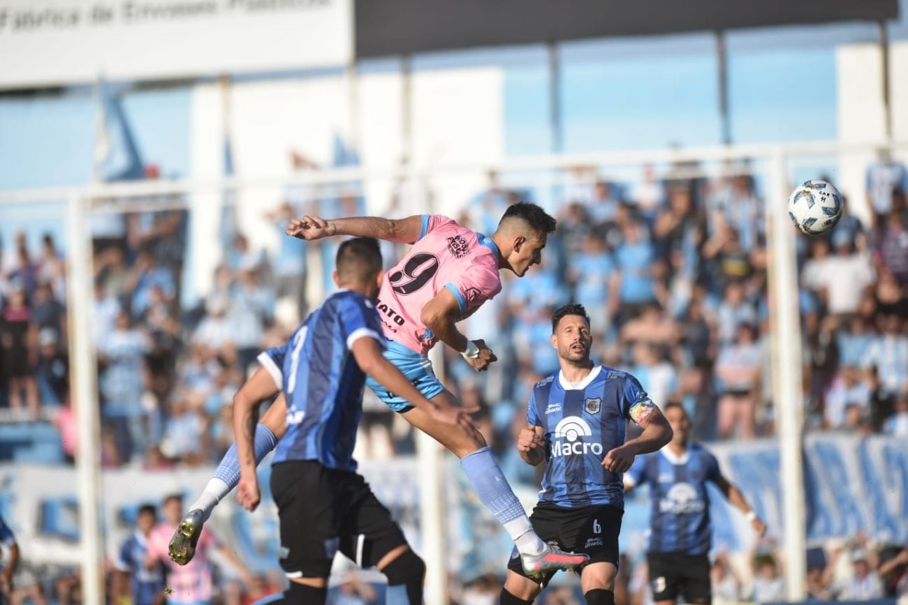 Racing de Nueva Italia enfrenta a Gimnasia de Jujuy por la fecha número 33 de la Zona B de la Primera Nacional. (Javier Ferreyra / La Voz)