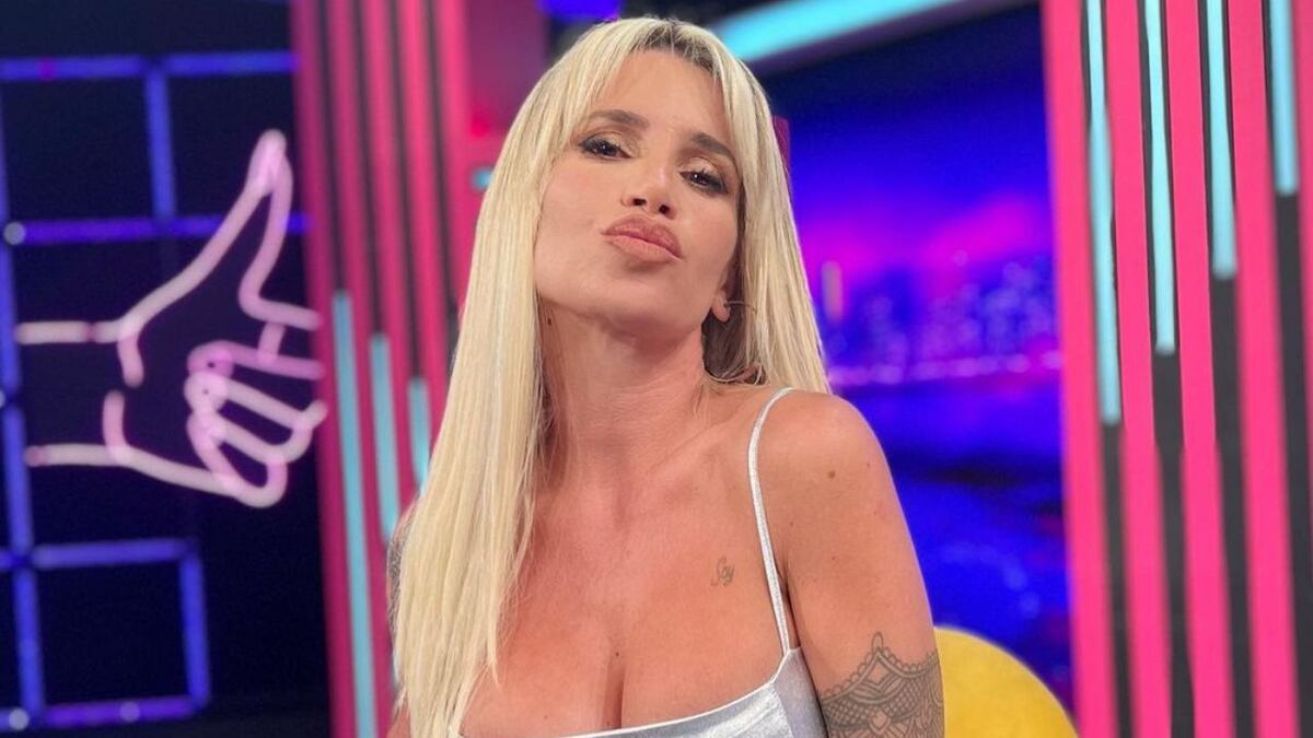 Flor Peña abrió la temporada de piscina con el primer chapuzón al agua en microbikini de tiras