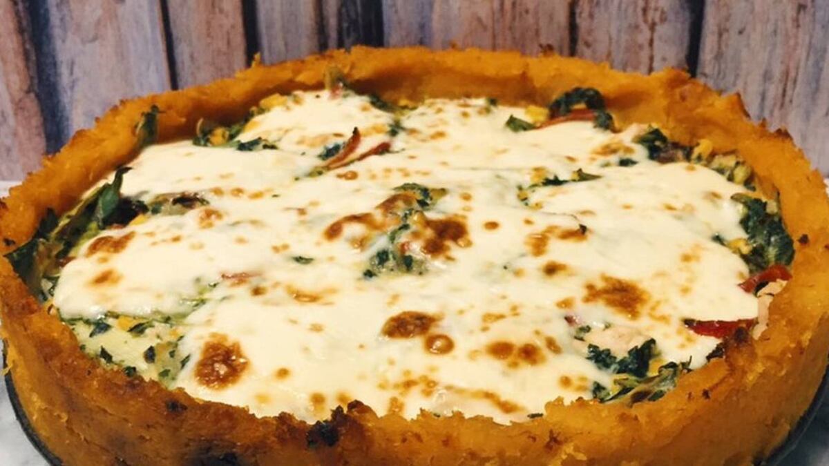 Cómo preparar en pocos pasos una tarta con base de calabaza, sin harina y rellena de acelga