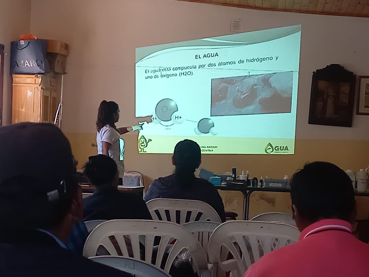 Luciana Pizarro, jefa del Laboratorio de Investigación y Desarrollo de Agua Potable de Jujuy, desarrollando su exposición.