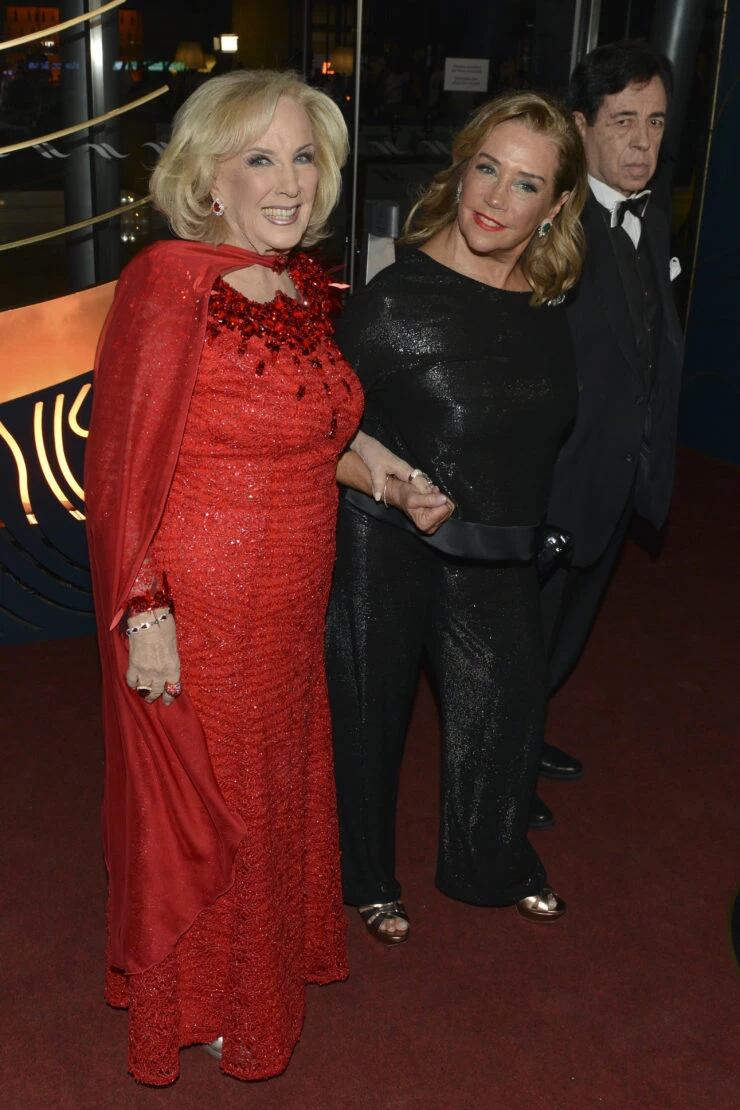 Mirtha Legrand y Marcela en la alfombra roja de los Martín Fierro 2022.