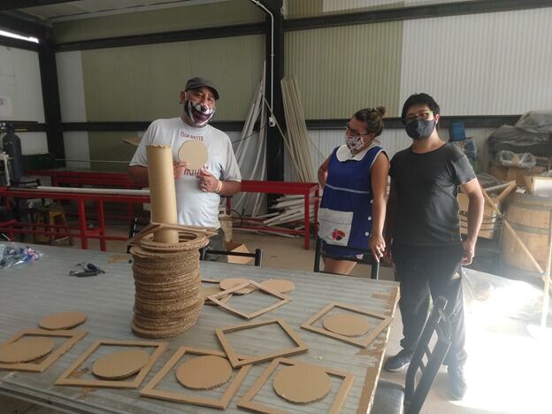 Desde la cooperativa de trabajo impulsarán el cuidado del medio ambiente mientras generan oportunidades de inclusión laboral. En la foto, los chicos crean juegos didácticos con cartón reciclado.