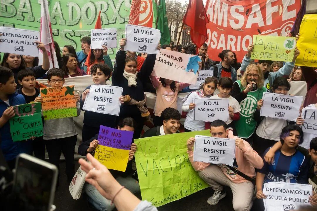 Organizaciones sindicales, sociales, vecinales y la comunidad educativa de La Vigil presentes en la marcha.