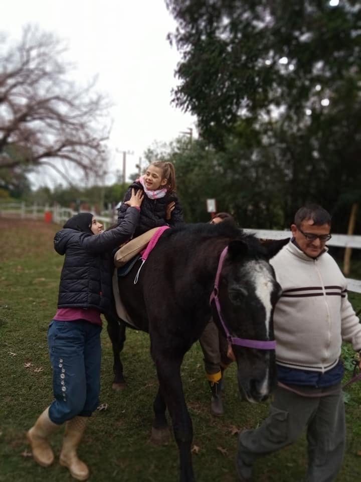 Los alumnos logran avances gracias a la terapia con caballos.