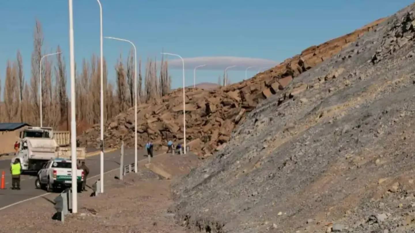 Desmoronamiento del cerro de la Virgen en Chos Malal.