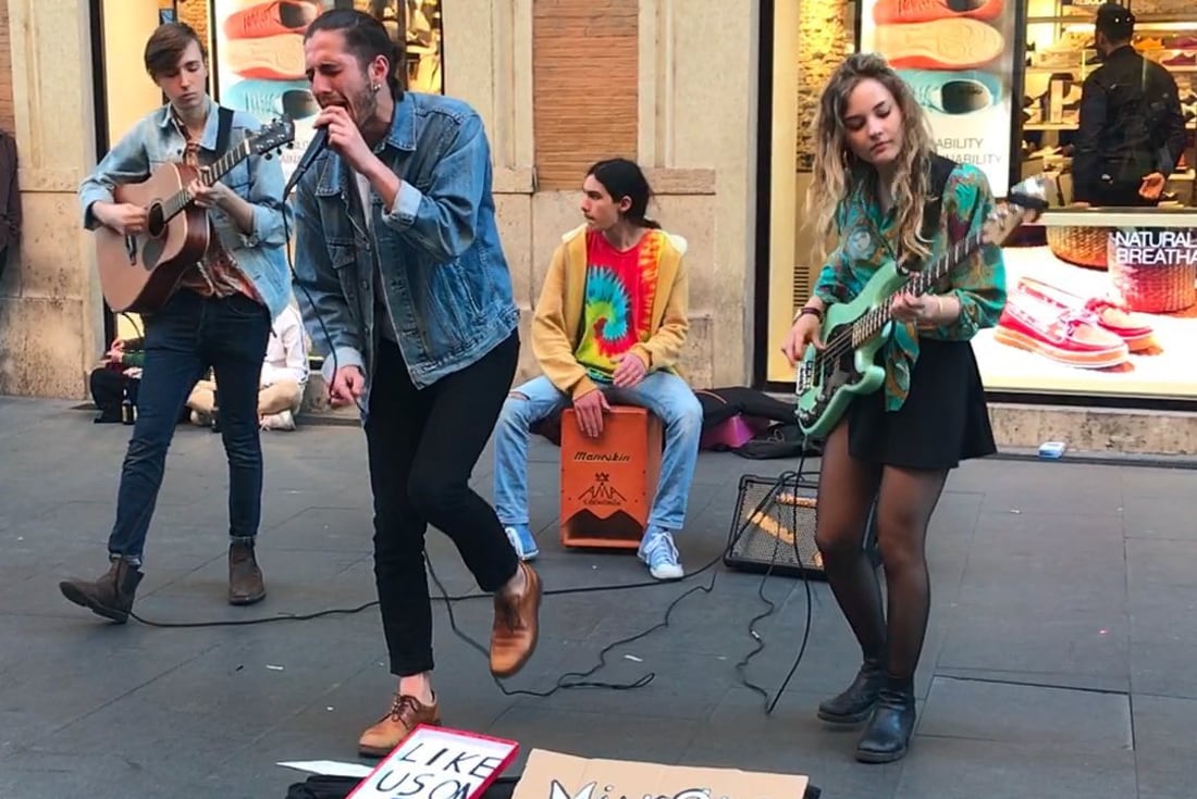 Maneskin tocando en la calle, antes de su triunfo en Eurovisión. (Instagram Maneskin)