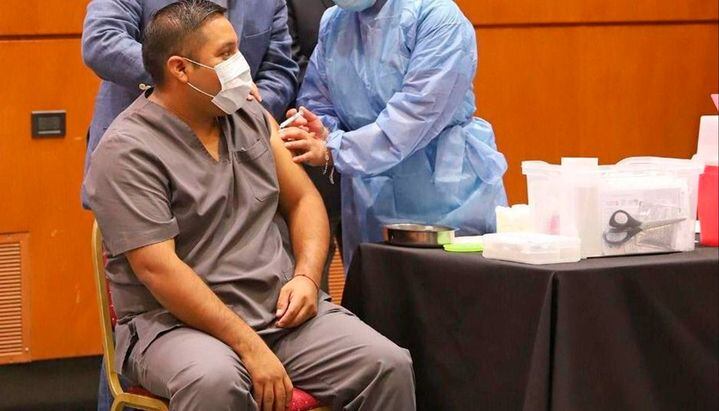 Matías Guaymas es el primer enfermero en recibir la vacuna contra el coronavirus en Salta