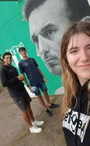 Los hermanos Ullúa esperando conocer a Lionel Scaloni en Pujato.