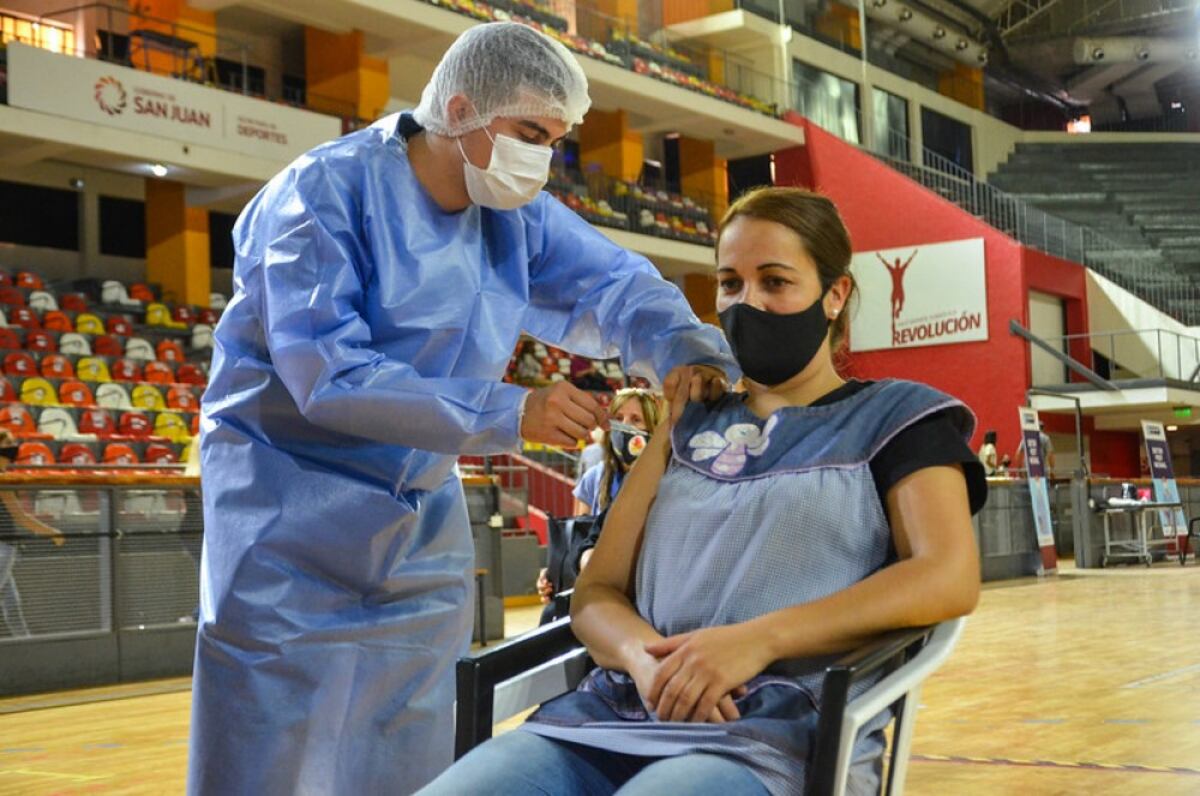 La semana que viene comenzarán a vacunar a los mayores de 18 años sin comorbilidades en San Juan
