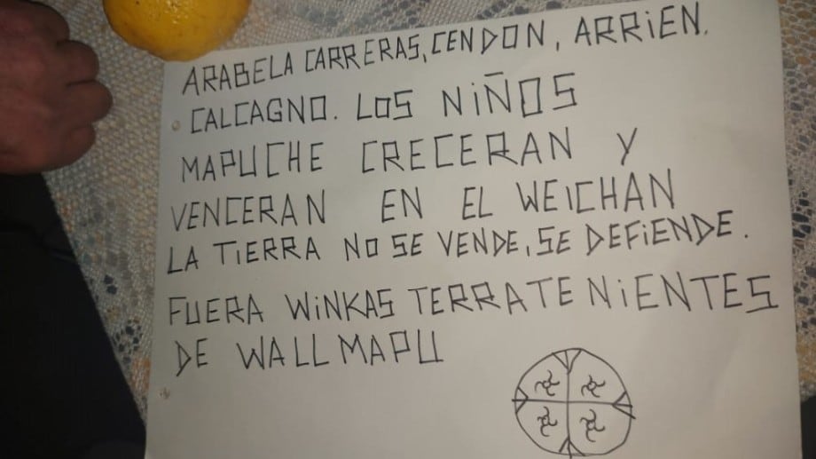 El cartel encontrado en el incendio de Bariloche.