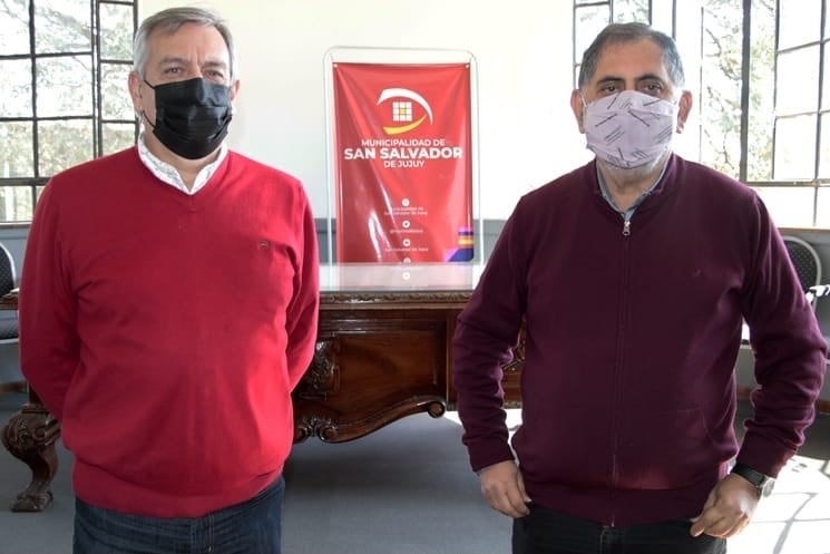 El intendente Raúl Jorge (der.) junto al secretario de Servicios Públicos, Guillermo Marenco (izq.), al momento de hacer declaraciones tras recibir la comunicación de Nación Servicios.