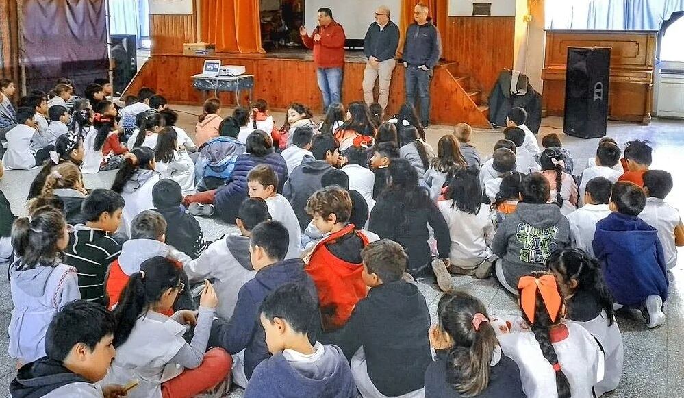 El Archivo Histórico visitó la escuela 24 de Puerto Rosales