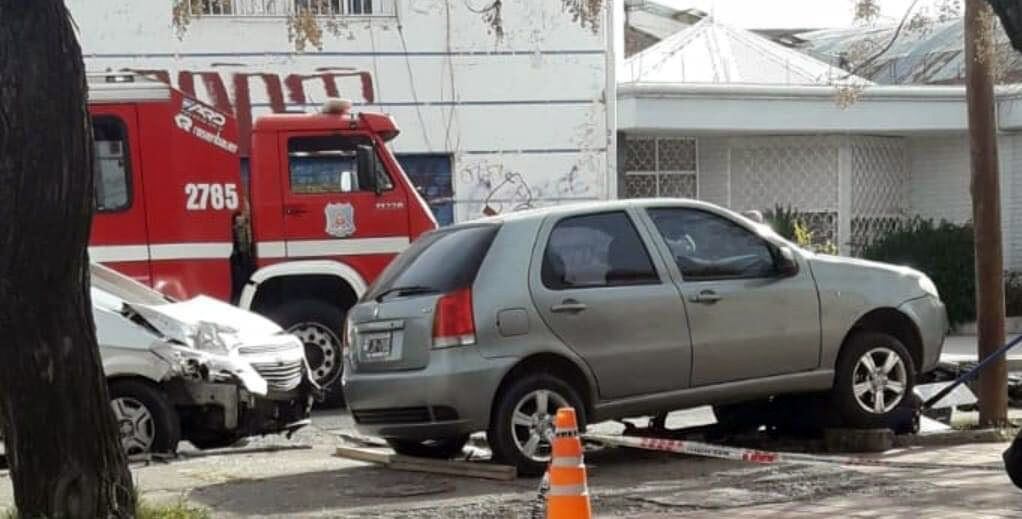 Por el choque, el Fíat Palio envió al motociclista contra un poste y luego lo arrolló. 