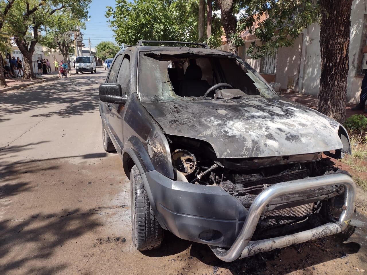 El vehículo sufrió fuertes daños materiales. Foto: Bomberos Voluntarios San Francisco