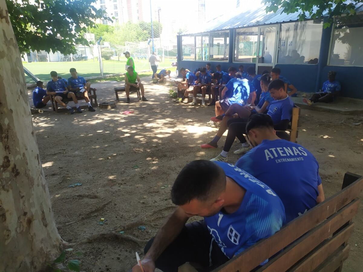 Atenas de Río Cuarto y su particular entrenamiento: el DT les toma exámenes a sus jugadores
