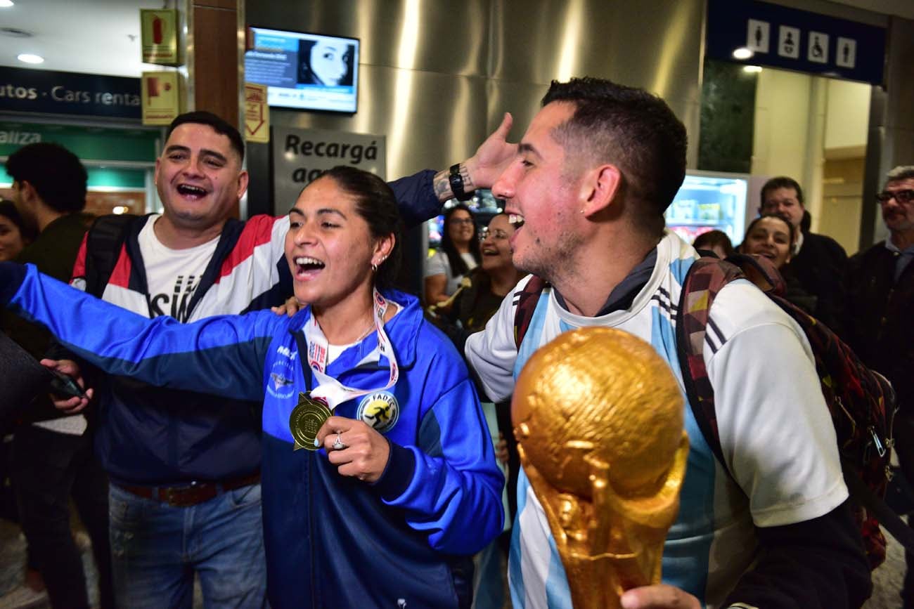 Llegan a Córdoba las Murciélagas campeonas del mundo en Inglaterra (José Hernandez / La Voz)