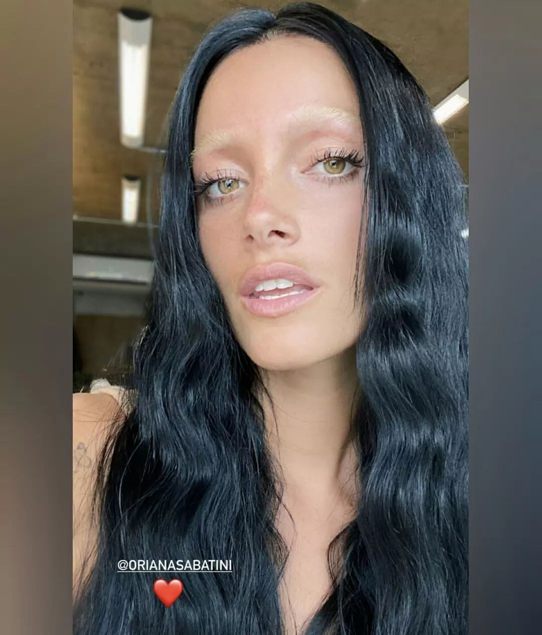 Oriana Sabatini pintó su cabello con un tono negro con azul.