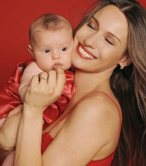 Pampita y Ana se mimetizaron con un total red, en su primera sesión de fotos de tapa de revista.