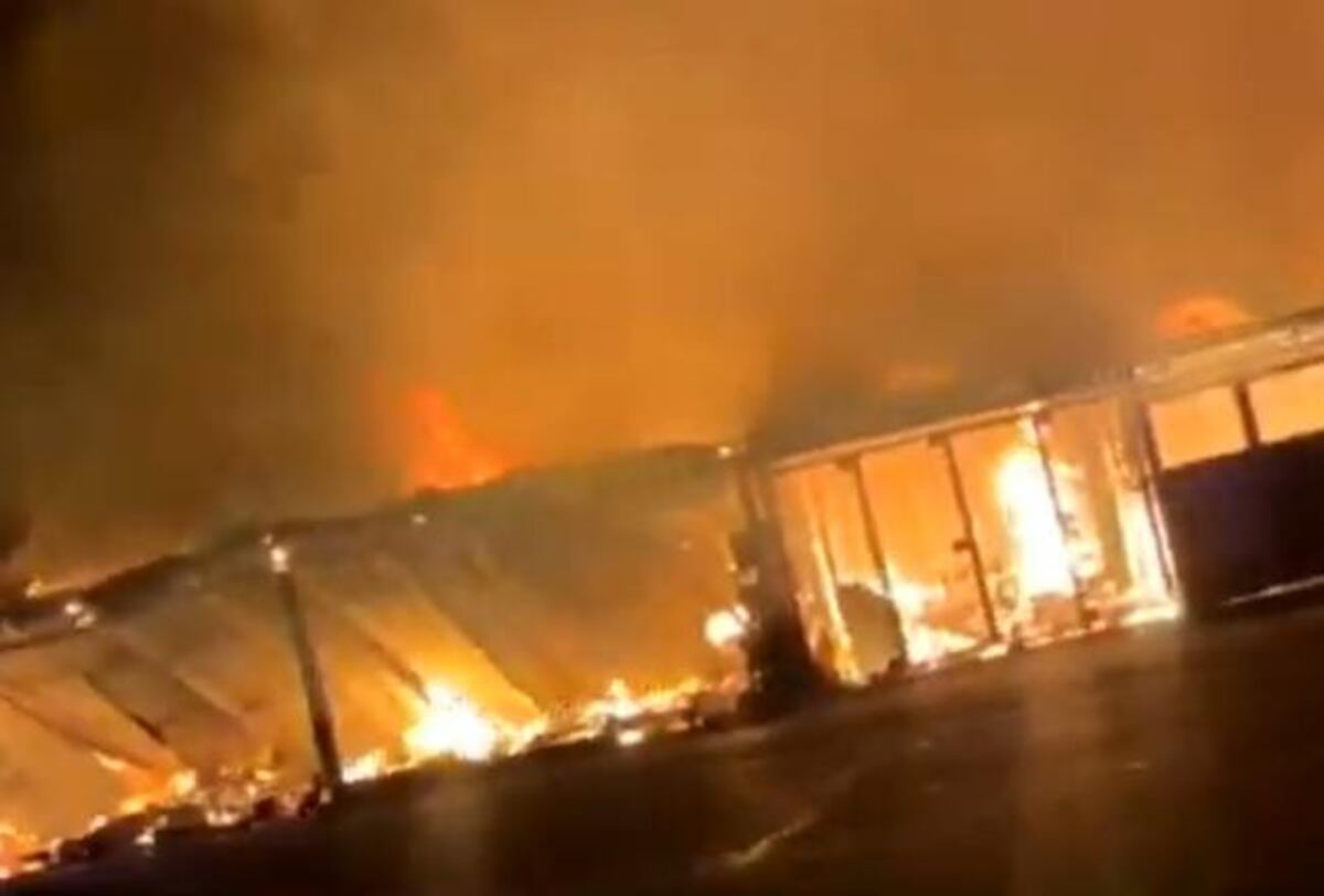 Desastre en El Indio: un voraz incendio destruye locales comerciales