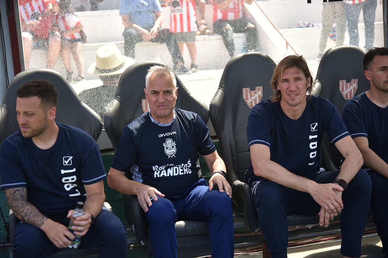 Leo Madelón, DT de Gimnasia, y su ayudante de campo, Esteban González (Ramiro Pereyra / La Voz).