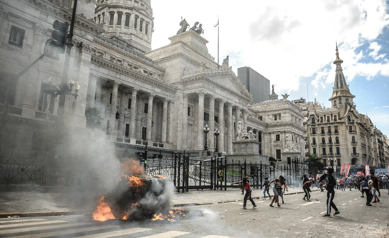 Incidentes en el Congreso de la Nacion por marcha de grupos de izquierda en contra del acuerdo con el FMI.