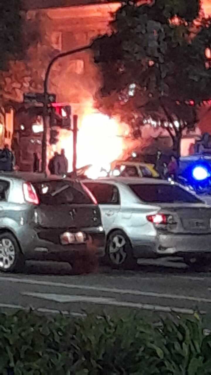 Las llamas alcanzaron varios metros de altura.