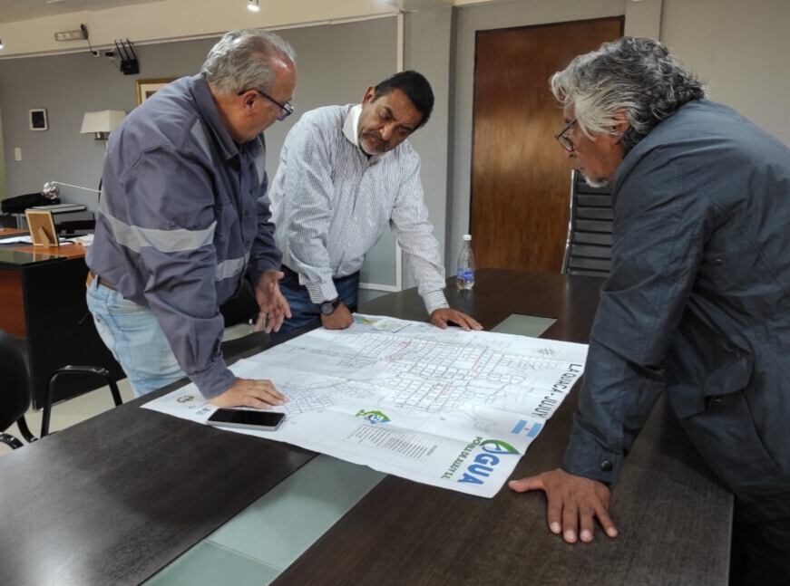 El intendente Dante Velázquez expuso al ingeniero García algunas iniciativas tendientes a mejorar la provisión de agua en la ciudad.