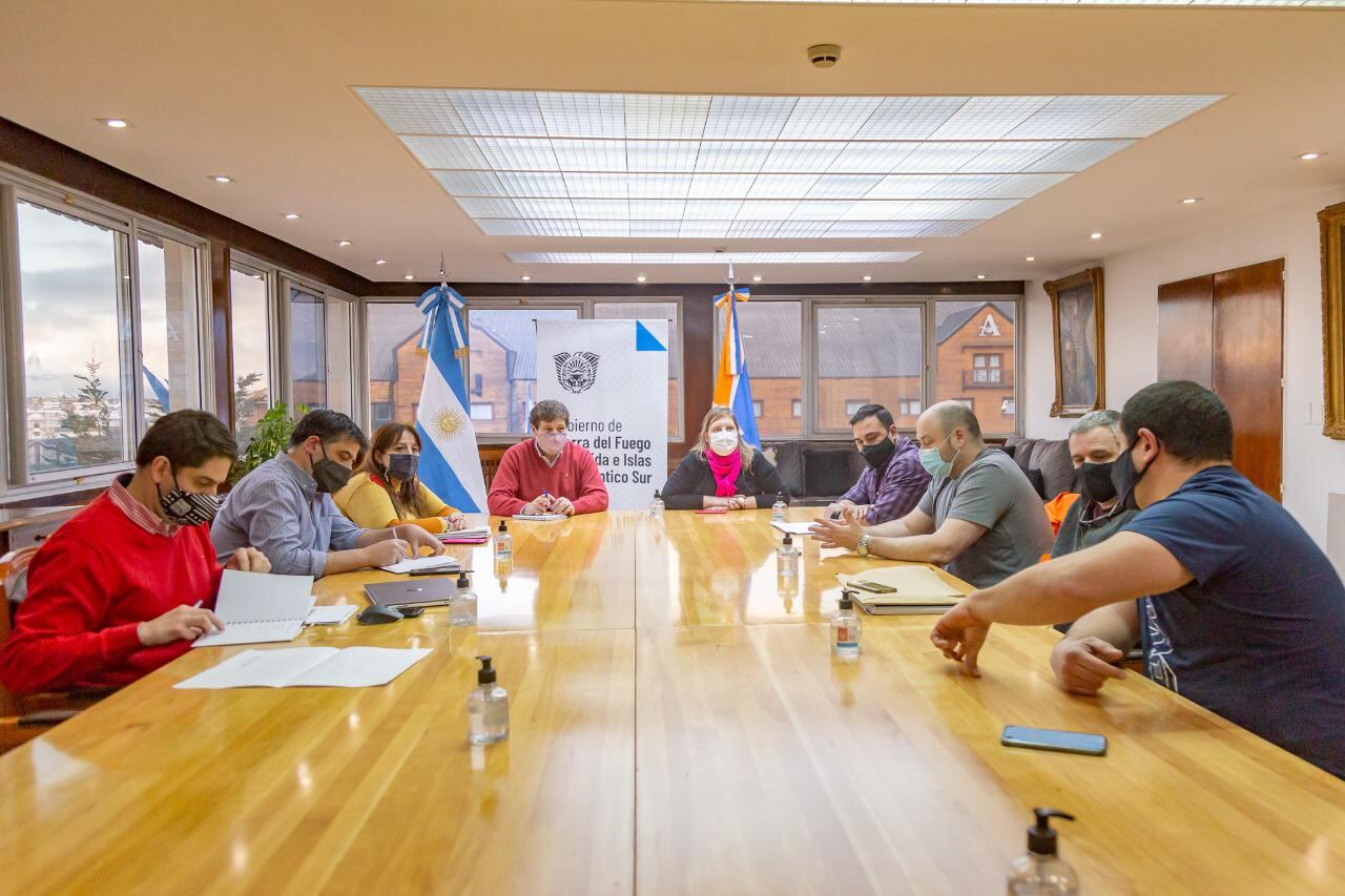 Mesa de trabajo para determinar qué áreas del hospital se habilitarán la semana entrante.