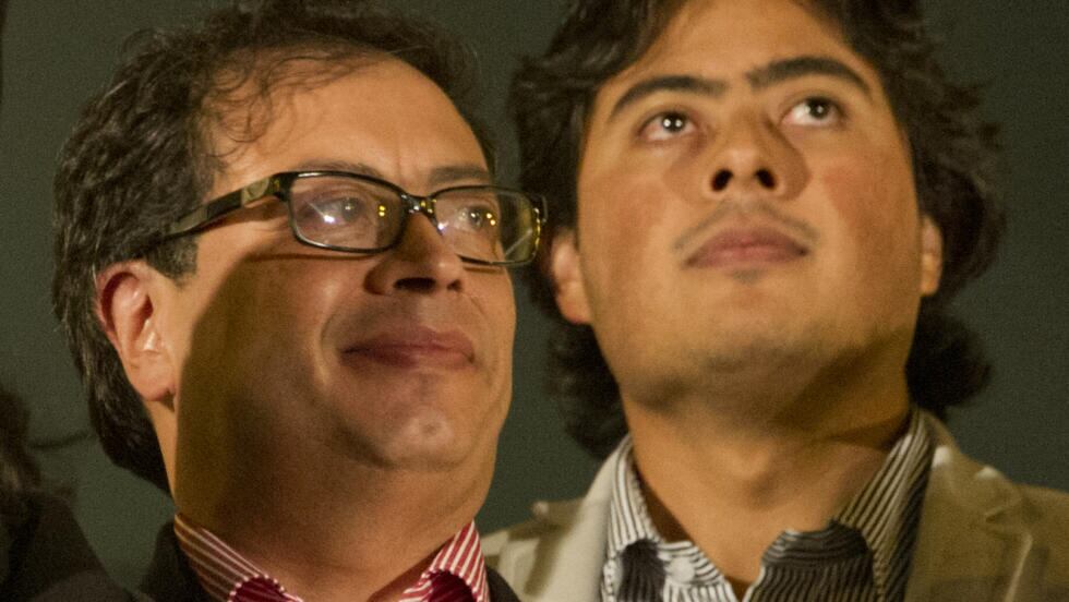 El presidente de Colombia, Gustavo Petro, junto a su hijo mayor, Nicolás.